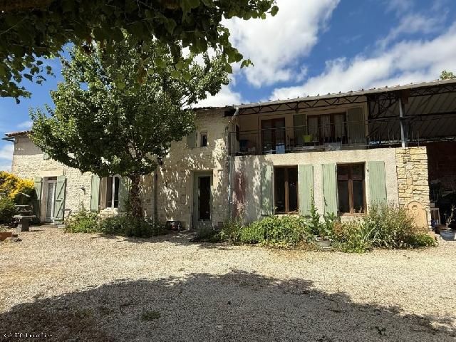 Maison&agrave; vendre &agrave;&nbsp;AUNAC 16460 Charente: Maison de Caractère avec 5 Chambres Avec Terrain, 6 Minutes d'Aunac-Sur-Charente Découvrez cette superbe maison de caractère, où le charme d'antan rencontre le confort moderne d'un espace de vie o...
