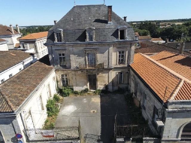 Commercieel-bedrijf te koop in&nbsp;RUFFEC 16700 Charente Poitou-Charentes Frankrijk: Klein gerenoveerd huis en een renovatieproject voor de voormalige onderprefectuur. Een fantastische kans om dit prachtige, historische gebouw om te vormen tot een groot herenhuis of 10 appartementen (...