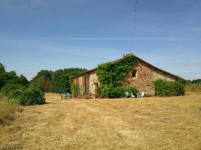 Huis te koop in&nbsp;SAUZÉ-VAUSSAIS 79190 Deux-Sèvres Poitou-Charentes Frankrijk: Vrijstaande, deels te renoveren schuurwoning op een perceel van ruim 4000 m².<br />
Deze indrukwekkende, vrijstaande schuurwoning ligt op een eigen perceel van meer dan 4.000 m² en biedt veel leefruimte,...
