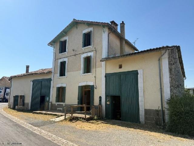 Maison&agrave; vendre &agrave;&nbsp;AUNAC 16460 Charente: Maison de Village A Rénover Sur 1683m² Une maison de village nécessitant des travaux intérieurs pour retrouver tout son cachet. L'ensemble est implanté sur un terrain de 1 683 m² comprenant un j...