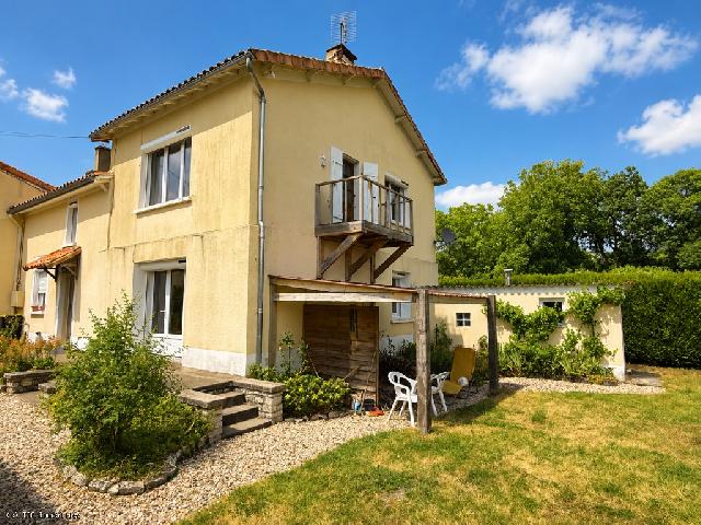 Maison&agrave; vendre &agrave;&nbsp;AIGRE 16140 Charente: Charmante Maison En Pierre Du XIXe Siècle Avec Vue Sur La Campagne. Nichée au bout d'une petite impasse, cette propriété du XIXe siècle de trois chambres offre une vue ravissante sur les champs e...