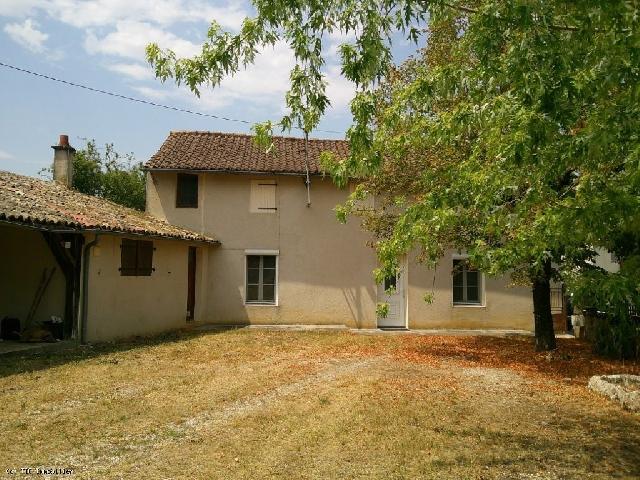 Huis te koop in&nbsp;LEZAY 79120 Deux-Sèvres Poitou-Charentes Frankrijk: Vrijstaande landelijke woning met bijgebouwen en investeringspotentieel. Een vrijstaand huis met 3 à 4 slaapkamers in een klein gehucht, gelegen op 10 minuten van het marktstadje Couhé (met alle bel...