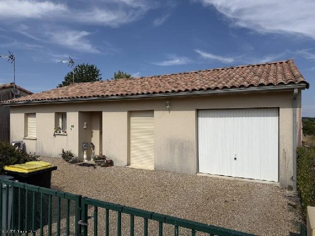 Huis te koop in&nbsp;VERTEUIL-SUR-CHARENTE 16510 Charente Poitou-Charentes France: Investeer in Verteuil-sur-Charente! Een uitstekende investeringsmogelijkheid in het zeer gewilde dorp Verteuil-sur-Charente. Dit is een zeer populaire locatie voor verhuur, dankzij de nabijheid van lo...