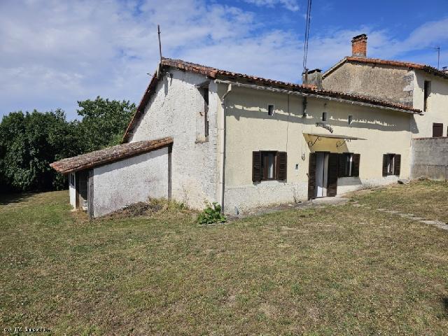 Huis te koop in&nbsp;SAUZÉ-VAUSSAIS 79190 Deux-Sèvres Poitou-Charentes France: Gelijkvloers landhuis – Een perfect vakantiehuis. Een klein, gelijkvloers landhuisje, gelegen in een gehucht niet ver van het plaatsje Sauzé-Vaussais. Snelle en gemakkelijke toegang tot de N10. Moo...