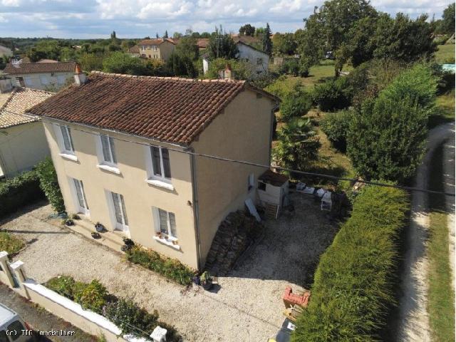 Huis te koop in&nbsp;CHARROUX 86250 Vienne Poitou-Charentes France: Stadswoning met 3 slaapkamers in Charroux: rustige ligging. Een charmante stadswoning met 3 slaapkamers, verscholen in een rustige doodlopende straat en op korte loopafstand van het centrum van Charro...