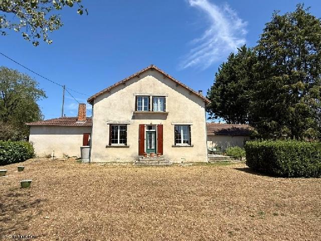 Huis te koop in&nbsp;CHAMPAGNE-MOUTON 16700 Charente Poitou-Charentes France: Vrijstaande gezinswoning met 4 slaapkamers en tuin op een perceel van 1062 m². Deze woning, vermoedelijk gebouwd in de jaren 40, biedt veel ruimte en diverse gebruiksmogelijkheden dankzij de vier sla...