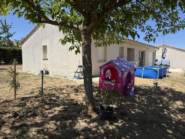 Haus&nbsp;zu verkaufen in&nbsp;VERTEUIL-SUR-CHARENTE 16510 Charente Frankreich. Kapitalanlage in Verteuil-sur-Charente: Eine hervorragende Investitionsmöglichkeit in der begehrten Stadt Verteuil-sur-Charente. Die Lage ist aufgrund der Nähe zu Geschäften und dem Krankenhaus Ruf...