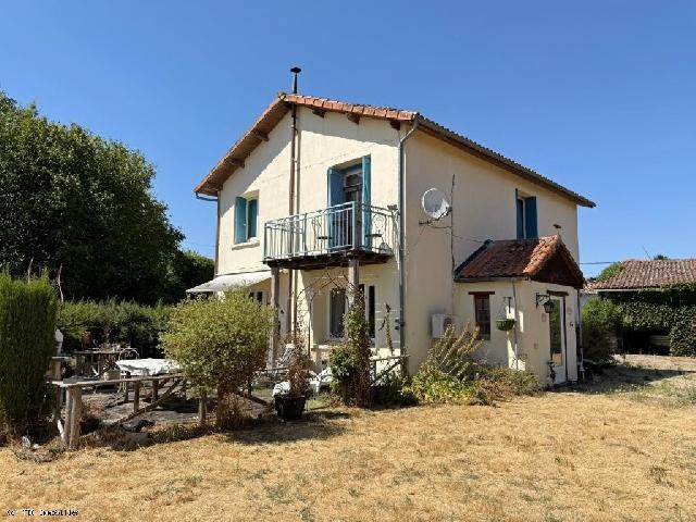 Haus&nbsp;zu verkaufen in&nbsp;VILLEFAGNAN 16240 Charente Frankreich. Friedliches Landhaus mit 4 Schlafzimmern, Aussicht, Scheune und Pool. Dieses idyllische Haus im Weiler bietet 4 Schlafzimmer, eine Steinscheune, einen umzäunten Garten, einen großen oberirdischen Po...