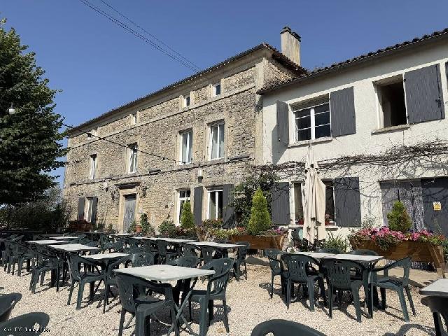 Gites-Chambres-d-hotes te koop in&nbsp;RUFFEC 16700 Charente Poitou-Charentes Frankrijk: Karaktervolle woning met gastenverblijven en bar/restaurant op een perceel van 4316 m². Gelegen tussen Ruffec en Sauzé-Vaussais, biedt dit riante familiehuis uitzonderlijke veelzijdigheid en mogelij...