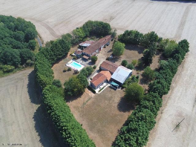 Gites-Chambres-d-hotes te koop in&nbsp;CHARROUX 86250 Vienne Poitou-Charentes Frankrijk: Vrijstaande karakteristieke woning met twee zelfstandige gîtes, ruim 2 hectare grond en een prachtig zwembad. Gelegen op slechts 6 km van het marktstadje Civray, in een heerlijk rustige en besloten o...