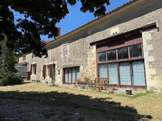 Haus&nbsp;zu verkaufen in&nbsp;VILLEFAGNAN 16240 Charente Frankreich. Charmantes Landhaus mit Innenpool zwischen Villefagnan und Ruffec.<br />
In einem ruhigen Weiler auf halbem Weg zwischen Villefagnan und Ruffec gelegen, bietet dieses Anwesen fantastisches Potenzial als ge...