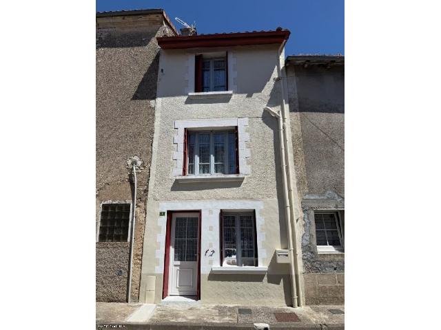 House&nbsp;for sale&nbsp;VERTEUIL-SUR-CHARENTE 16510 Charente Poitou-Charentes France: Pretty 2 Bedroomed Cottage In Verteuil-Sur-Charente. Charming Village House in the Heart of Verteuil-sur-Charente<br />
Gorgeous 2 bedroomed property in the beautiful and sought-after village of Verteuil-S...