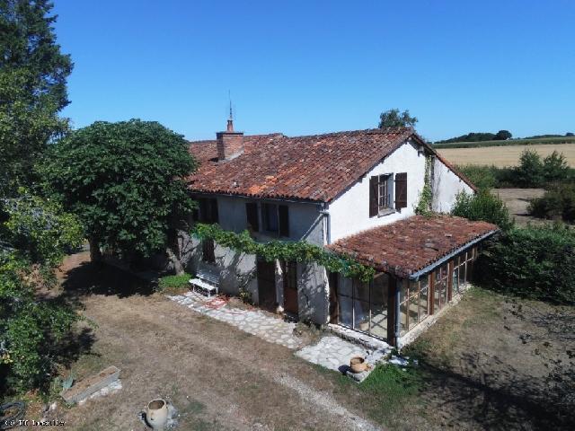 Haus&nbsp;zu verkaufen in&nbsp;CHAMPAGNE-MOUTON 16350 Charente Frankreich. Ruhiges Landhaus mit 3 Schlafzimmern und großem Grundstück in einem friedlichen Weiler. Nur 10 Autominuten von Champagne-Mouton und Nanteuil-en-Vallée entfernt, liegt dieses Landhaus auf einem gro�...