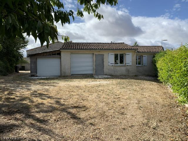 Huis te koop in&nbsp;RUFFEC 16700 Charente Poitou-Charentes Frankrijk: Bungalow met 3 slaapkamers en garage – 8 km van Ruffec. Bungalow gelegen in het hart van een klein dorp nabij Ruffec. Zeer moderne uitstraling.<br />
De doucheruimte moet nog verder worden ingericht en i...
