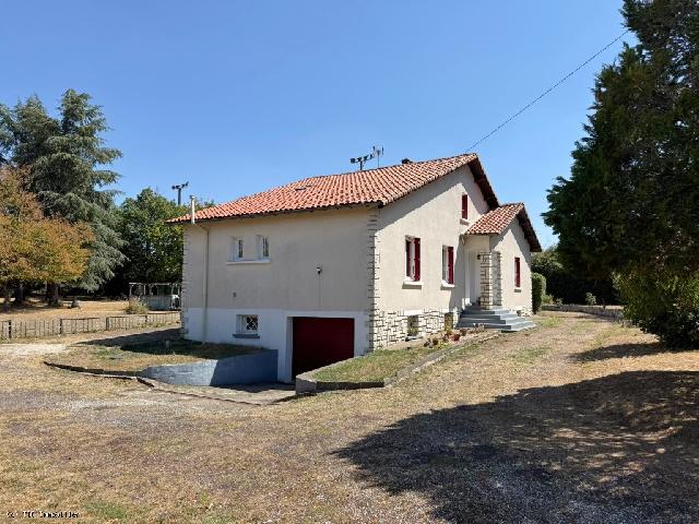 House&nbsp;for sale&nbsp;VERTEUIL-SUR-CHARENTE 16510 Charente Poitou-Charentes France: Exclusive: Large Family Home in the Medieval Village of Verteuil-sur-Charente. Situated on the edge of Verteuil-Sur-Charente, this spacious five-bedroom property is set within its own private, enclose...