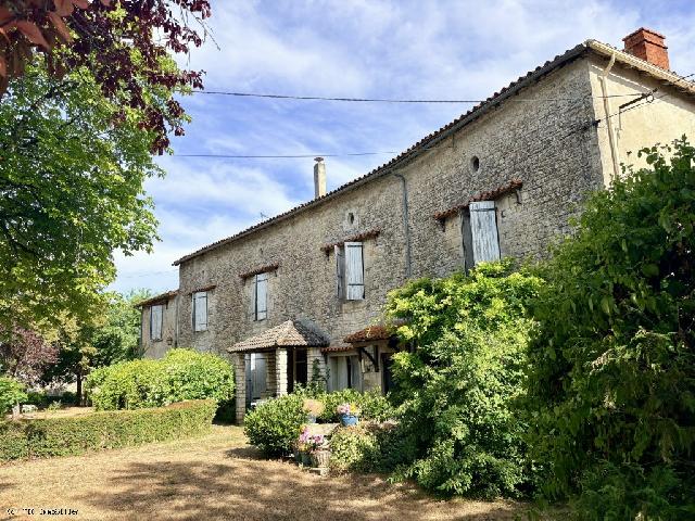 Huis te koop in&nbsp;RUFFEC 16240 Charente Poitou-Charentes Frankrijk: Prachtig historisch landhuis met 6 slaapkamers en 3,1 hectare grond nabij Ruffec. Een uniek historisch pand in het hart van de Charente, gelegen op een perceel van 31.130 m². Dit indrukwekkende landh...