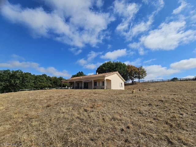 Paardenobject-manege te koop in&nbsp;NANTEUIL-EN-VALLÉE 16700 Charente Poitou-Charentes Frankrijk: Een uitzonderlijke woning met een kleine paardenstal, omheinde weide, veel grond en een schitterend uitzicht! Een droomplek voor paardenliefhebbers, of de perfecte woning voor wie op zoek is naar een ...
