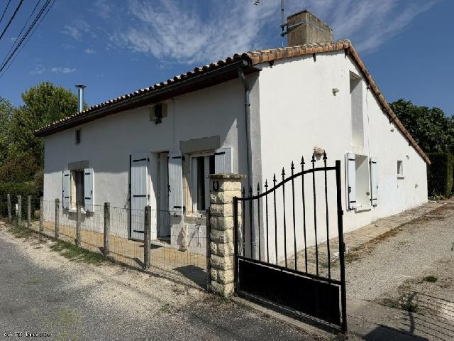 Huis te koop in&nbsp;RUFFEC 16700 Charente Poitou-Charentes Frankrijk: Landhuis met gelijkvloerse woonruimte, nabij Les Adjots. Deze charmante woning met twee slaapkamers en gelijkvloerse indeling ligt in een rustig gehucht, maar toch op slechts 10 minuten rijden van Ruf...