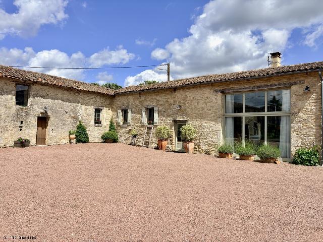 Maison&agrave; vendre &agrave;&nbsp;VILLEFAGNAN 16240 Charente: Superbe Maison de Campagne avec Piscine Chauffée et Court de Tennis Superbe Maison de Campagne avec 4 Chambres, Piscine Chauffée et Court de Tennis près de Villefagnan. <br />
Dans un petit hameau calme...