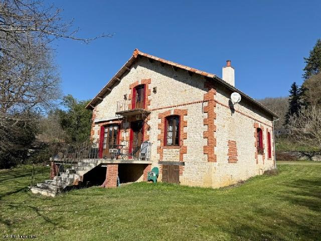 Maison&agrave; vendre &agrave;&nbsp;NANTEUIL-EN-VALLÉE 16700 Charente: Nanteuil-En-Vallée : Propriété Avec Gîte Rare Sur Le Marché. Emplacement Privilégié Nichée dans un emplacement privilégié du village médiéval de Nanteuil-en-Vallée, cette magnifique propr...
