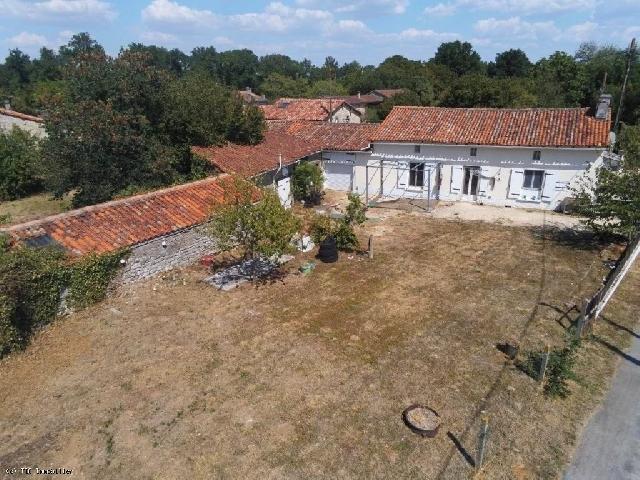 Maison&agrave; vendre &agrave;&nbsp;RUFFEC 16700 Charente: Maison de Campagne de Plain-Pied Proche de Ruffec Cette maison de campagne, située à seulement 6 km de la ville de Ruffec, se trouve dans un hameau tranquille et offre un beau potentiel à son futur...