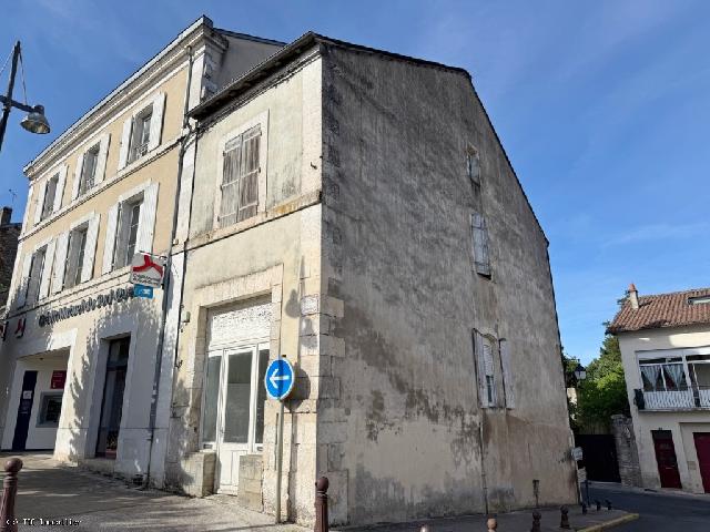 Commercieel object te koop in&nbsp;RUFFEC 16700 Charente Poitou-Charentes France: Gebouw met kantoren op de begane grond en potentie voor een appartement erboven - in het centrum van Ruffec. Dit gebouw is gelegen in het hart van het centrum van Ruffec, vlakbij alle winkels en voorz...