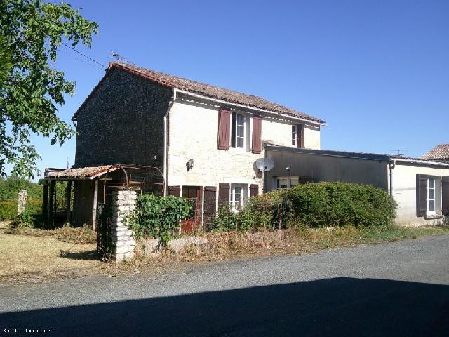 Huis te koop in&nbsp;VILLEFAGNAN 16240 Charente Poitou-Charentes France: Vrijstaande stenen woning met 3 slaapkamers en uitzicht. Charmante vrijstaande stenen cottage met 3 slaapkamers en uitzicht op het platteland.<br />
Gelegen in een mooi dorp, omgeven door een aantrekkelijk...