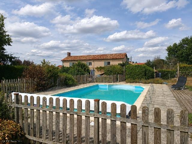 Huis te koop in&nbsp;CIVRAY 86250 Vienne Poitou-Charentes France: Prachtig historisch huis met 3 slaapkamers, zwembad en meer dan een hectare grond. Bent u op zoek naar een woning waar u direct kunt intrekken? Dan is dit schitterende, fraai gerenoveerde natuurstenen...