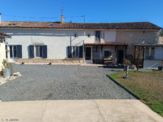 Huis te koop in&nbsp;SAUZÉ-VAUSSAIS 79110 Deux-Sèvres Poitou-Charentes France: Prachtig natuurstenen huis met zwembad, bijgebouwen en tuin. Ontdek deze schitterende, fraai gerenoveerde woning. Het pand combineert oud en nieuw op perfecte wijze en bestaat uit een hoofdhuis met vi...