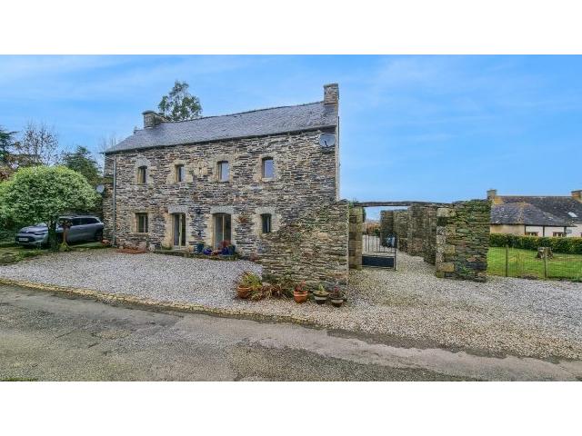 Huis te koop in MERLÉAC 22460 Côtes-d'Armor Bretagne Frankrijk: Dit prachtige stenen pand met 4 slaapkamers, gebouwd in de 19e eeuw en naar verluidt ooit een koetshuis geweest, is klaar om er direct in te trekken, zonder dat er werk aan te doen is. Het ligt aan he...