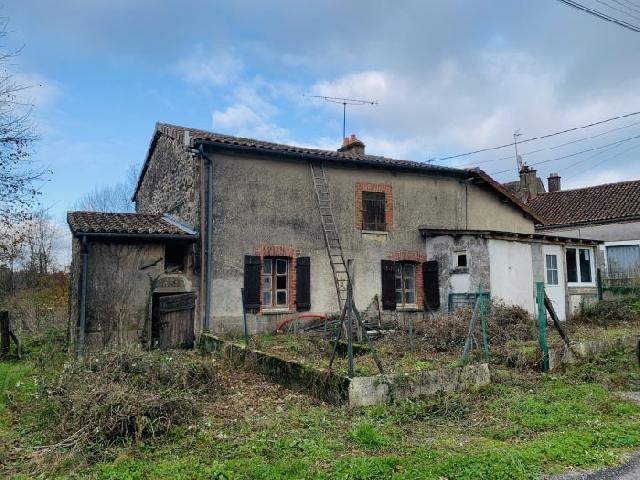 Huis te koop in MAGNAC-LAVAL 87190 Haute-Vienne Limousin Frankrijk: Introductie van een verborgen juweeltje met ongelooflijk potentieel: een vervallen huis gelegen in een charmant marktstadje, omringd door alle voorzieningen die u maar kunt wensen.<br />
<br />
Dit huis bestaat...