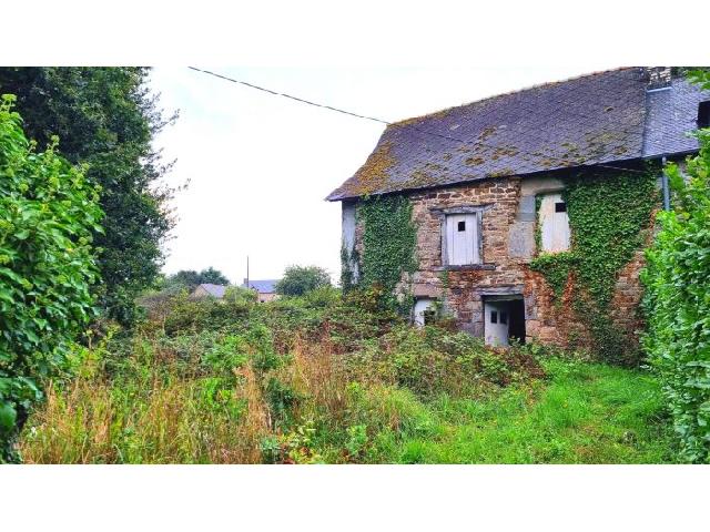 Haus zu verkaufen in PLÉMET 22210 Côtes-d'Armor Frankreich. Zu renovierendes Steinhaus, Doppelhaushälfte mit einer Wohnfläche von ca. 45 m2, Möglichkeit von zwei Ebenen, auf einem Grundstück von ca. 285 m2, Wasser- und Stromanschluss in der Nähe. Blick ü...