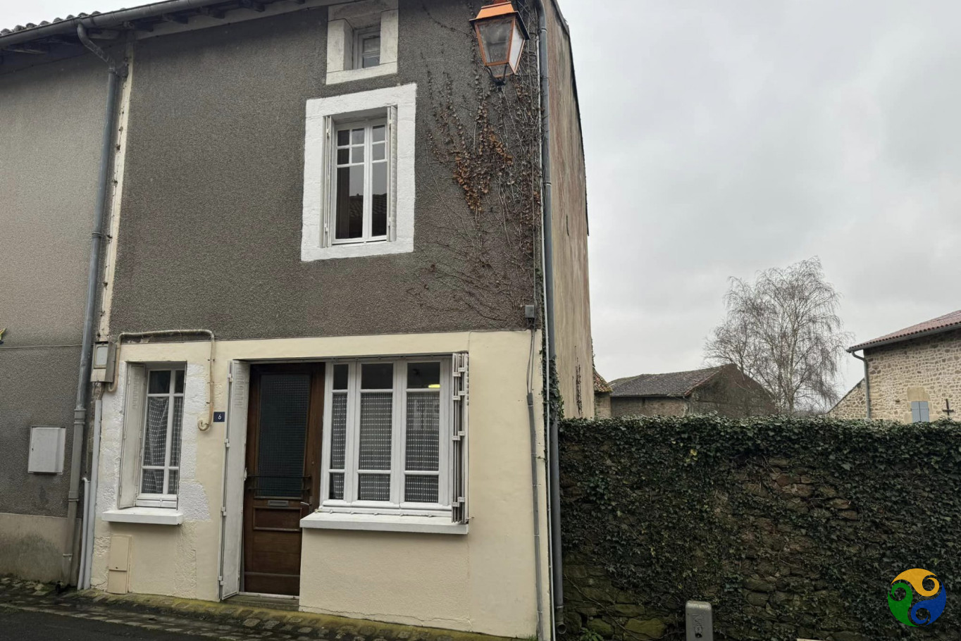 Huis te koop in CHÂTEAUPONSAC 87290 Haute-Vienne Limousin Frankrijk: Klein schattig huis gelegen in de stad Châteauponsac, ideaal als beleggingsobject of vakantiehuis.<br />
<br />
Het huis omvat op de begane grond, woonkamer, keuken - eetkamer, doucheruimte, toilet, 1e verdiep...