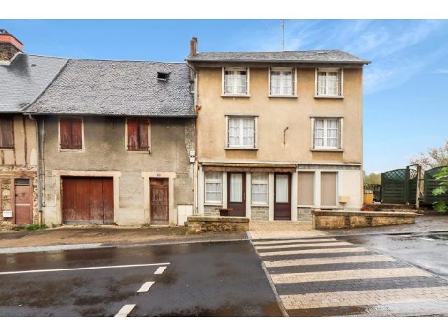 Haus zu verkaufen in UZERCHE 19140 Corrèze Frankreich. In der wunderschönen mittelalterlichen Stadt Uzerche, bekannt als „die Perle des Limousin“, befindet sich dieses große Steinhaus mit angeschlossenem zweiten Haus zur Komplettrenovierung, einem g...