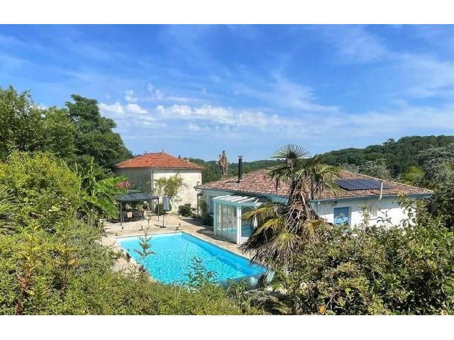Gites-Chambres-d-hotes te koop in LAROQUE-TIMBAUT 47340 Lot-et-Garonne Aquitaine Frankrijk: Aan de rand van het mooie dorpje Laroque-Timbaut, gelegen in een prachtige, afgelegen vallei, met panoramisch uitzicht over bossen en zonnebloemvelden, ligt deze voormalige fruitboerderij. Bereikbaar ...