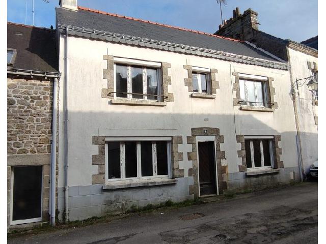 House for sale GUÉMENÉ-SUR-SCORFF 56160 Morbihan Bretagne France: An excellent opportunity to acquire a property to renovate in the very popular tourist village. The house has had a new roof to the front and made good at the rear. All the internal old fixtures and f...