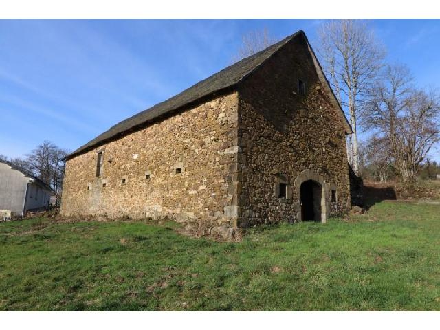 Haus&nbsp;zu verkaufen in&nbsp;PALISSE 19160 Corrèze Frankreich. In einem ländlichen Weiler in der Gemeinde Palisse befindet sich diese wunderschöne Scheune aus Stein mit atemberaubendem Travassac-Dachschiefer. Die Scheune misst großzügige 135 m² und ist nach ...