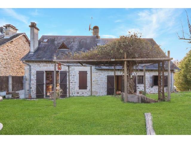 Huis te koop in TREIGNAC 19260 Corrèze Limousin Frankrijk: Prachtig gelegen in het prachtige dorp Treignac ligt dit mooie stenen huis met 3 slaapkamers, aangebouwde garage, off-road parking, bijgebouwen en een ruime tuin van 1471m2. Als u het huis binnenkomt,...