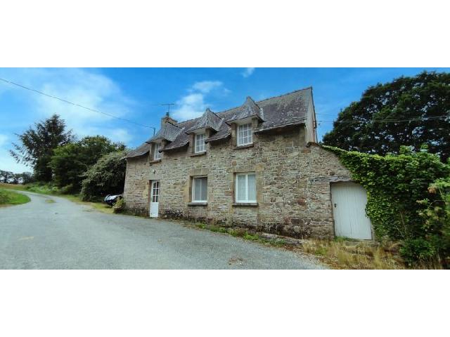 Haus zu verkaufen in PLÉLAUFF 22570 Côtes-d'Armor Frankreich. In einem ruhigen Weiler gelegen, bietet dieses freistehende Haus mit vier Schlafzimmern einen perfekten Rückzugsort. Während das Haupthaus bereits bewohnbar ist, bietet es eine spannende Gelegenheit...