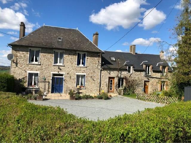 Huis te koop in PRÉ-EN-PAIL-SAINT-SAMSON 53140 Mayenne Pays de la Loire France: Ruime, charmante woning met gîte met 3 slaapkamers op 2.000 m2 grond in de gemeente Pré-en-Pail-Saint-Samson. Met 8.000 m2 weiland, schuur, schuur, vijver en stallen. Het hoofdgebouw: Stenen huis me...