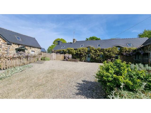 Guesthouses-Bed-&-Breakfast for sale SAINT-MARTIN-DES-PRÉS 22320 Côtes-d'Armor Bretagne France: Set around a pretty gravelled courtyard, in a quiet, friendly hamlet, you will find this beautiful group of properties comprising of a main house with 4 bedrooms, a second house with another 4 bedroom...