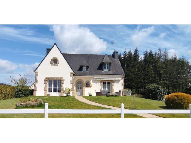 Maison à vendre à PLOËRDUT 56160 Morbihan Bretagne France: Cette magnifique et spacieuse maison néo-bretonne de 4 chambres est située sur une route paisible, à la sortie du village, avec vue sur la campagne.Une promenade tranquille vous mènera au centre o...
