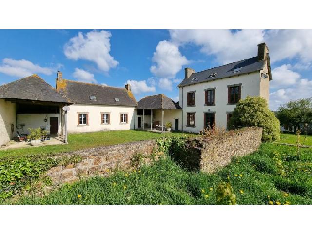 Gites-Chambres-d-hotes te koop in MERLÉAC 22460 Côtes-d'Armor Bretagne Frankrijk: Gelegen in een klein gehucht dicht bij het dorp Merleac, met een 12e-eeuwse Tempelierskerk en ook in lijn met de pelgrimsroute 'La Compostella', vindt u dit geweldige schoolgebouwencomplex, nog steeds...