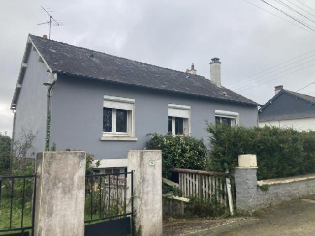 Huis te koop in SAINT-GEORGES-BUTTAVENT 53100 Mayenne Pays de la Loire France: Huis met drie slaapkamers en nieuwe ingerichte keuken. Drie slaapkamers, woonkamer, badkamer en apart toilet. Dubbele beglazing grotendeels met rolluiken. Nieuwe glazen deur naar terras aan de voorzij...