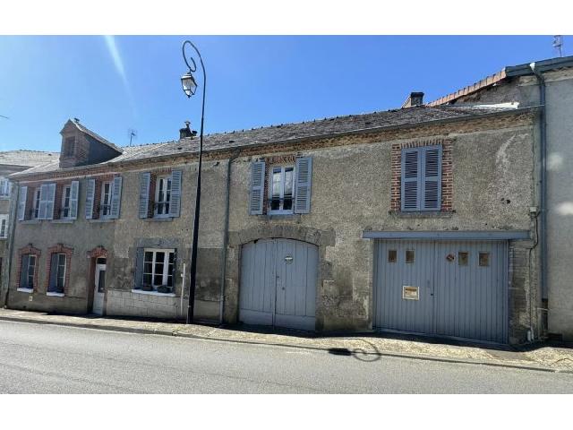 Huis te koop in MAGNAC-LAVAL 87190 Haute-Vienne Limousin Frankrijk: Gelegen in het prachtige stadje Magnac Laval in het departement Heart Vienne van de Limousin ligt dit prachtige oude huis, oorspronkelijk twee individuele huizen, nu opgewaardeerd tot een groot famili...