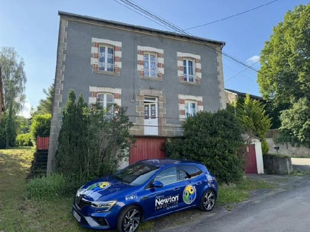 Huis te koop in FOLLES 87250 Haute-Vienne Limousin Frankrijk: Gelegen in een heel klein gehucht in de gemeente FOLLES in de Gartempe-vallei van de Haute Vienne, ligt dit zeer imposante pand met uitzicht op het gehucht en de rivier de Gartempe met 4060 m² aan aa...