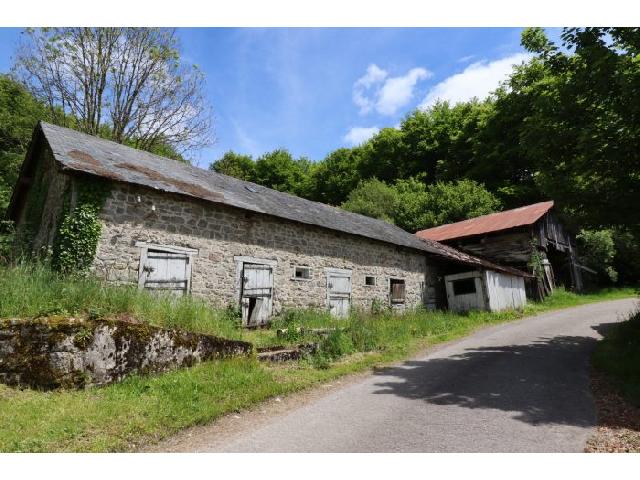 Huis te koop in LACELLE 19170 Corrèze Limousin Frankrijk: Gelegen op een zeer mooie locatie aan de rand van het dorp Lacelle is deze stenen schuur en hangar met een terrein van 2 472m2 erachter.<br />
De oppervlakte van de schuur is 89m2.<br />
Er is het hoofdriool aa...