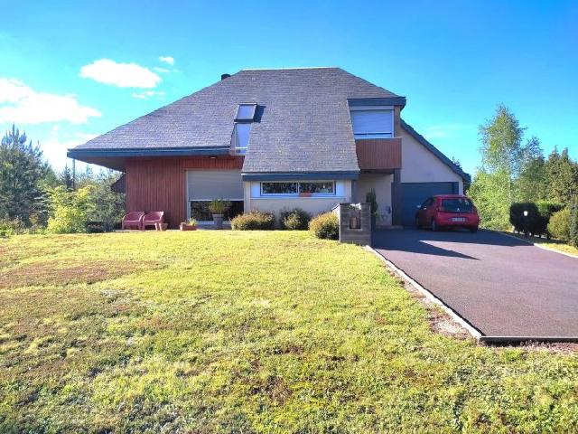 Huis te koop in&nbsp;VITRAC-SUR-MONTANE 19800 Corrèze Limousin Frankrijk: Prachtig gelegen aan de rand van het landelijke dorp Vitrac-sur-Montane staat dit ongerepte, door een architect ontworpen huis met 4 slaapkamers en garage, omgeven door een tuin van 1588 m2.<br />
Als u he...