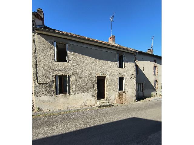 Huis te koop in LAURIÈRE 87370 Haute-Vienne Limousin Frankrijk: In het mooie dorpje Laurière, aan een rustige weg net buiten het centrum, ligt deze halfvrijstaande woning met twee slaapkamers, bewoonbaar maar toe aan modernisering.<br />
<br />
Via een gang betreedt u de w...