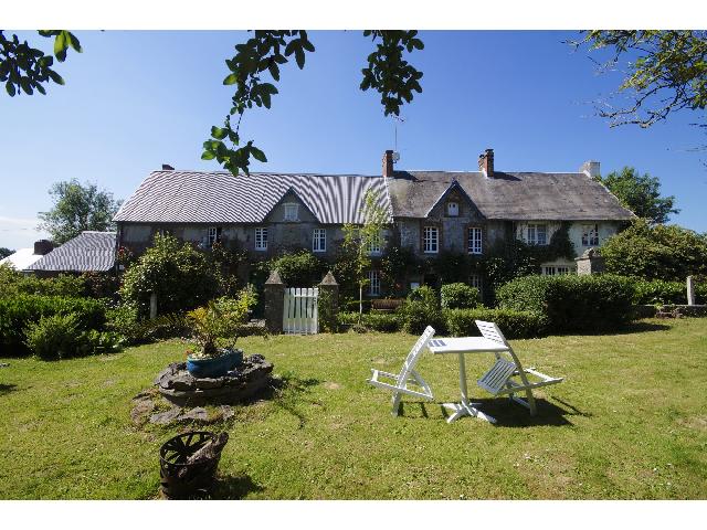 Gîtes/Chambres d'hôtes te koop in QUETTREVILLE-SUR-SIENNE 50660 Manche Basse-Normandie France: Dit prachtige, karakteristieke stenen pand ligt verscholen in het platteland, maar toch op minder dan 15 minuten van de zee. Het biedt een geweldige zakelijke kans als u dat wilt, aangezien het huis o...